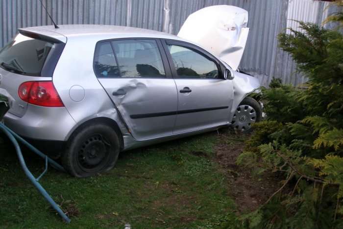 Ilustračný obrázok k článku VW Golf v šmyku vedený 18-ročným vodičom: Auto zachytilo cyklistu a prerazilo plot