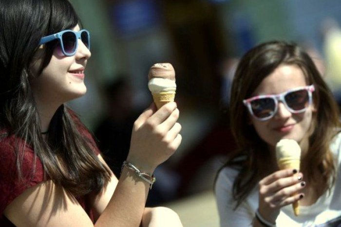 Ilustračný obrázok k článku S horúčavami bojujeme aj zmrzlinou: V Žiline je obľúbenou oriešková ale aj citrónová