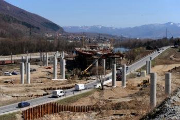 Ilustračný obrázok k článku Podnikatelia hromžia na tempo výstavby diaľnic v kraji: Ministerstvo kritiku odmieta