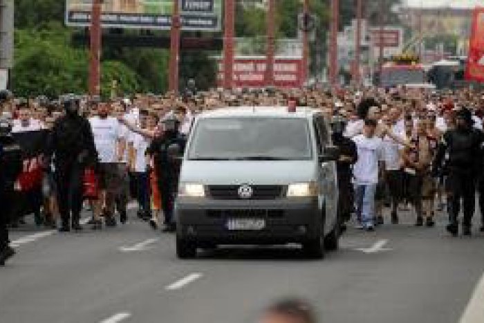 Ilustračný obrázok k článku Žilina v očakávaní fanúšikov z Bosny: Na autá si dajte bacha, môžu sa stať terčom vášní!