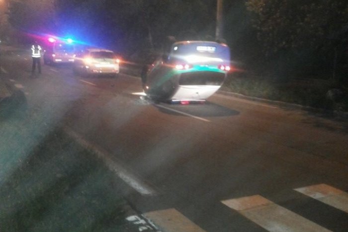 Ilustračný obrázok k článku V Žiline havarovalo policajné auto: Vyšlo na obrubník a prevrátilo sa na strechu!