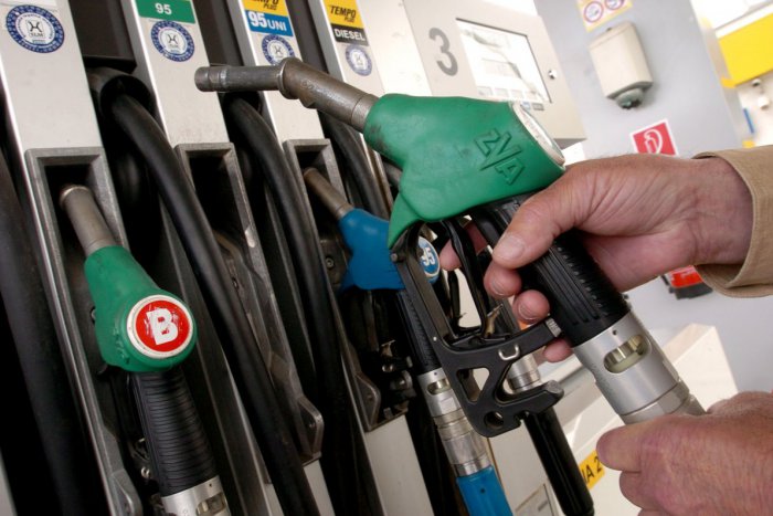 Ilustračný obrázok k článku Závažné slová colníkov: Vodiči na pumpe namiesto nafty tankovali oleje!