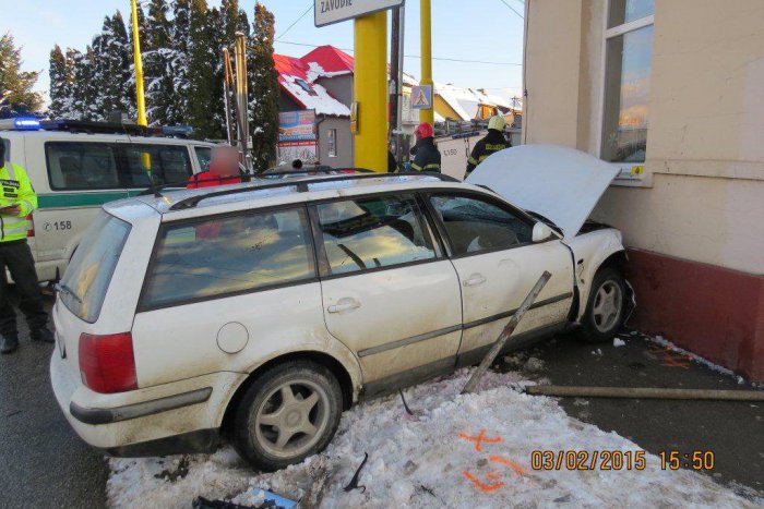 Ilustračný obrázok k článku Nehoda na kruháči v Žiline: Passat nabúral do dvoch áut aj rodinného domu! FOTO
