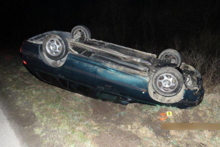 Ilustračný obrázok k článku Nehoda neďaleko Žiliny: Peugeot nabúral do svahu, auto sa prevrátilo aj s mladíkom (25)