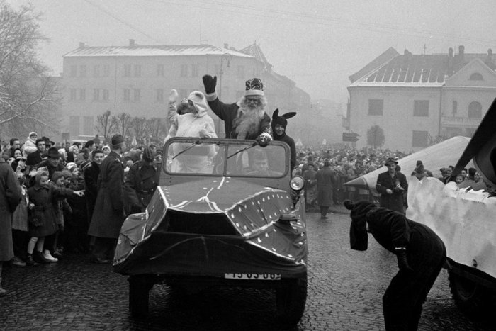 Ilustračný obrázok k článku Žilina na dobových ZÁBEROCH: Vítanie Deda Mráza na Leninovom námestí!