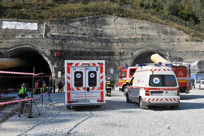 Ilustračný obrázok k článku Tragédia na stavbe tunela Višňové: Robotník (†33) neprežil!