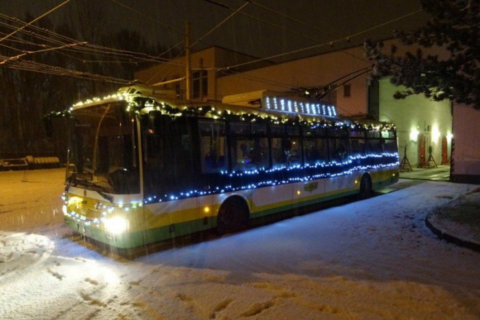Ilustračný obrázok k článku Žilinská kuriozitka opäť v uliciach: Kde všade stretneme vianočný trolejbus?