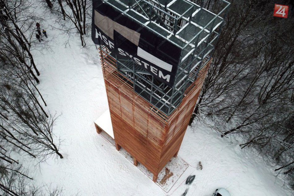 Ilustračný obrázok k článku Vyhliadková veža na Dubni už stojí: Pravdepodobný termín otvorenia vnútri! FOTO