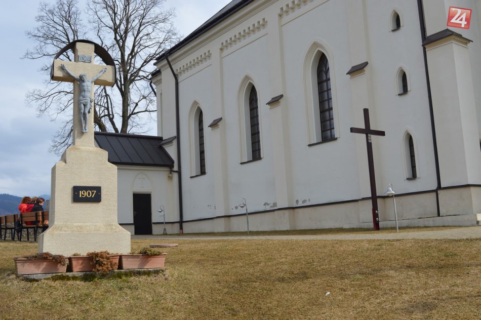 Stráženie Božieho hrobu počas Bielej soboty členmi DHS Kamenná Poruba