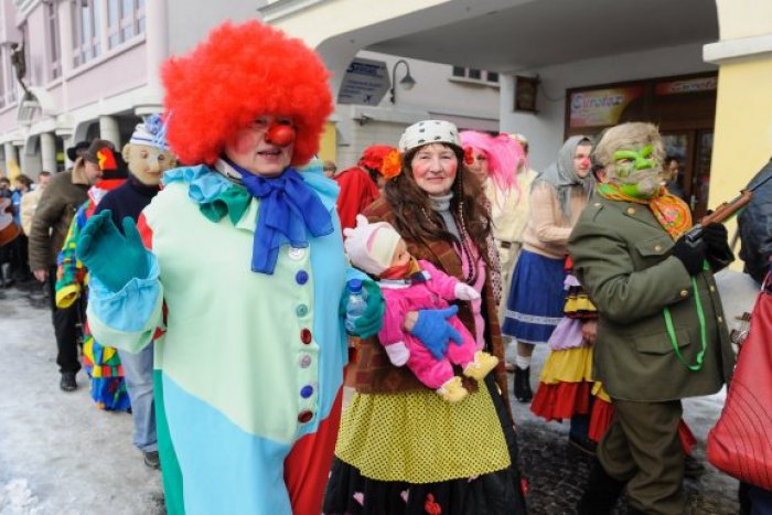 Ilustračný obrázok k článku Fašiangový karneval pod Dubňom: V uliciach stretnete stovky masiek, kráľovský pár a nebude chýbať ani špeciálny hosť