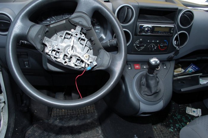 Ilustračný obrázok k článku Pozor na svoje autá: Cez víkend vyčíňal zlodej airbagov