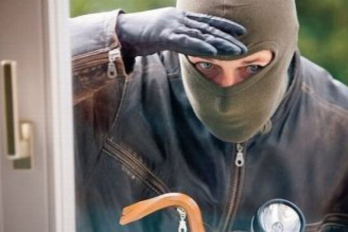 Ilustračný obrázok k článku Odpútali pozornosť, potom poškodili hrací automat: Trojica Čechov vykradla herňu