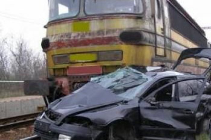 Ilustračný obrázok k článku Hrozivá nehoda paralyzovala premávku: Vlak nabúral do osobného auta