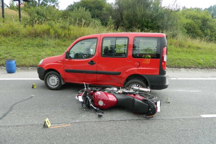 Ilustračný obrázok k článku Vodič Fiatu sa otáčal na ceste a nedal prednosť: Motorkár to napálil priamo do neho