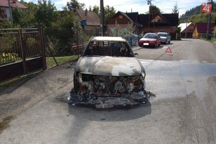 Ilustračný obrázok k článku Pred rodinným domom horelo auto: Passat poputuje rovno do šrotu