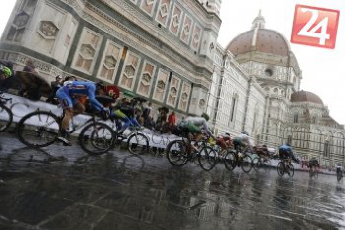 Ilustračný obrázok k článku Dramatické preteky vo Florencii skončili: Sagan menil bicykel a je šiestym najlepším na svete