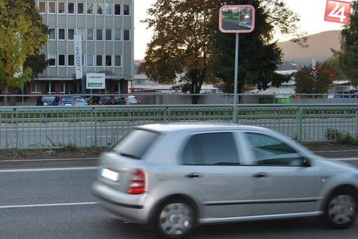 Ilustračný obrázok k článku Toto zrkadlo zmätie nejedného šoféra. Mesto: Vodič musí poznať zákony fyziky!