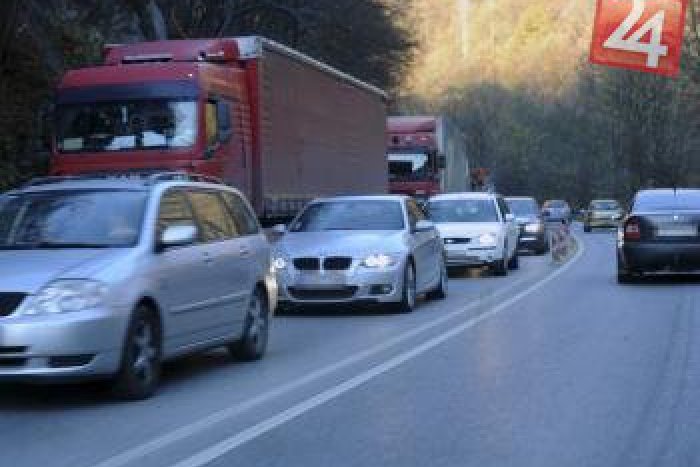 Ilustračný obrázok k článku Tragická zrážka auta s nákladiakom pri Strečne: Nehoda si vyžiadala dve obete!