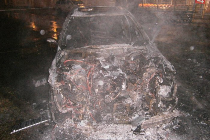 Ilustračný obrázok k článku Nočný zásah hasičov: Plamene z horiaceho auta preskočili až na reklamnú tabuľu