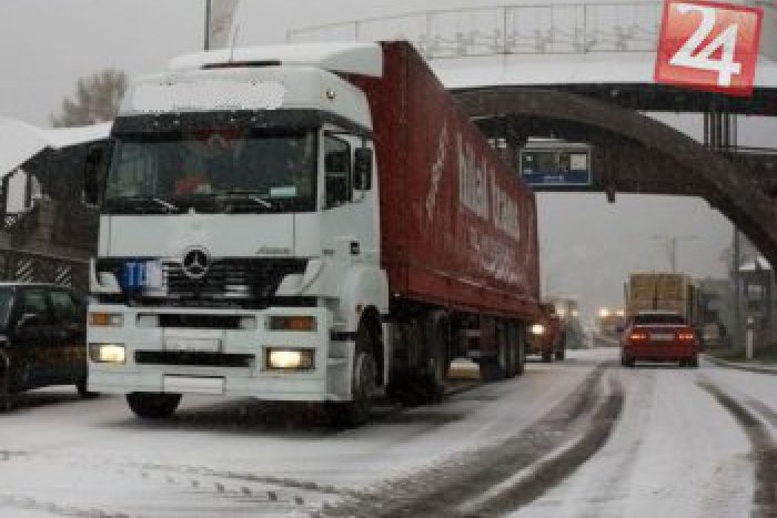 Ilustračný obrázok k článku Na cestách v okrese panuje zimné počasie: Vodiči, bacha na kašovitý sneh!