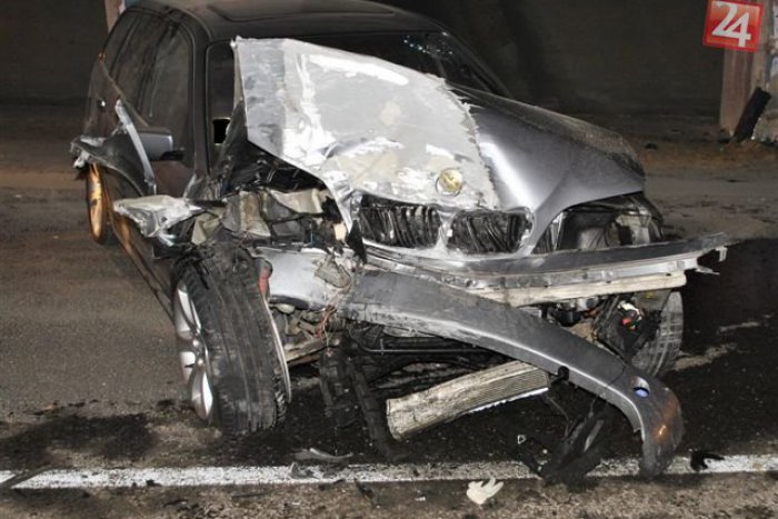 Ilustračný obrázok k článku ZÁBERY hasičskej akcie pri vážnej nehode v Žiline: Vodič BMW napálil do stĺpa
