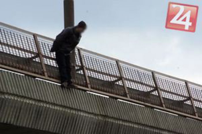 Ilustračný obrázok k článku Muž chcel skočiť z mosta: Policajt hrdinsky zareagoval v pravú chvíľu