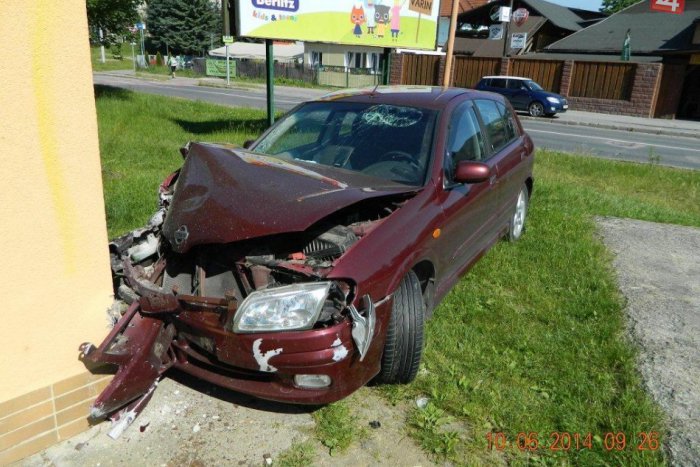 Ilustračný obrázok k článku Rušné chvíle na žilinskom sídlisku: Auto zastavil až náraz do budovy, vodičovi namerali až 1,85 promile