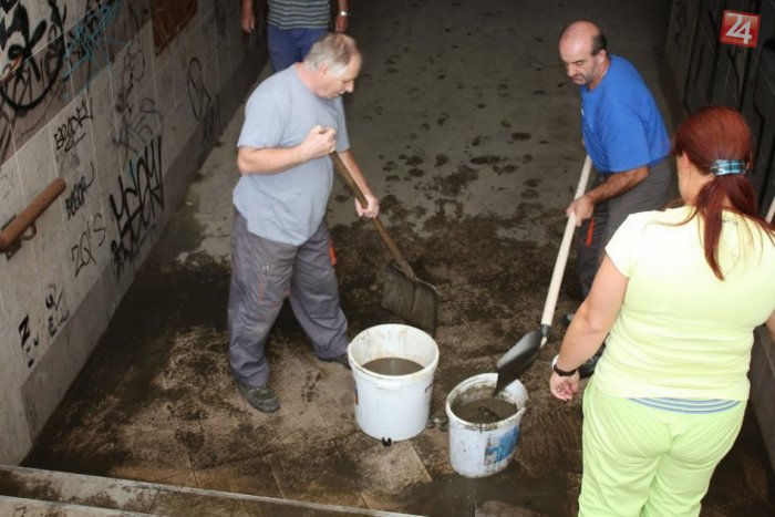 Ilustračný obrázok k článku V Žiline trvá 2. stupeň povodňovej aktivity: Hasiči stále odčerpávajú vodu, pomáha aj charita