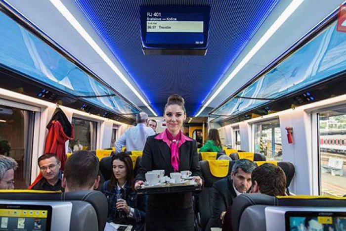 Ilustračný obrázok k článku PRVÉ FOTO žltých vlakov, ktoré začnú jazdiť cez Žilinu: Sedačky aj s dotykovými obrazovkami!