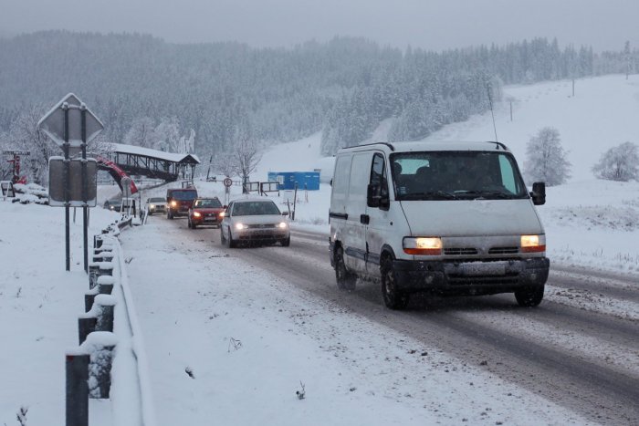 Ilustračný obrázok k článku Počasie komplikuje situáciu na niektorých cestách: Donovaly sú aktuálne pre nákladné autá neprejazdné