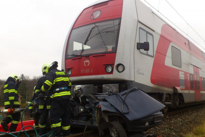 Ilustračný obrázok k článku Nehoda na železnici pri Žiline: Nákladný vlak nabúral do auta, tlačil ho desiatky metrov