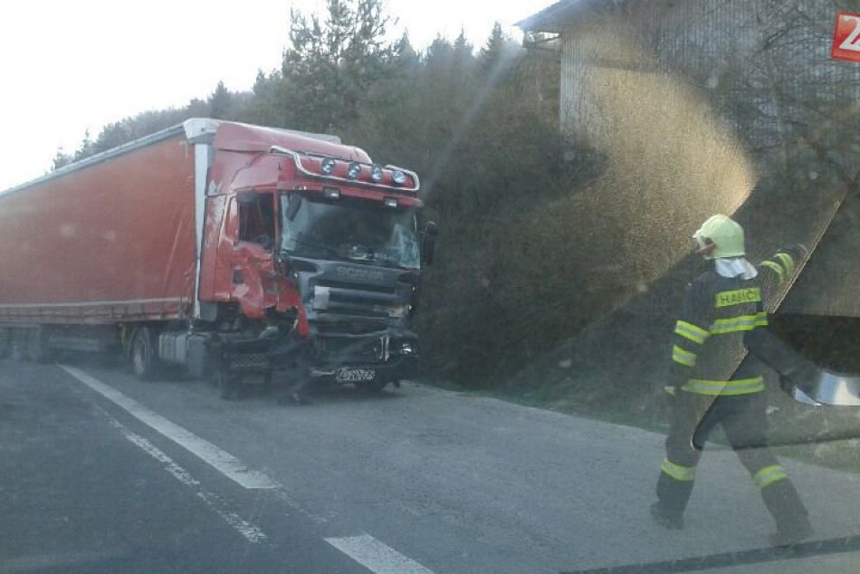 Ilustračný obrázok k článku Hrozivá nehoda na ceste medzi Žilinou a Terchovou: Kamión sa čelne zrazil s dodávkou!