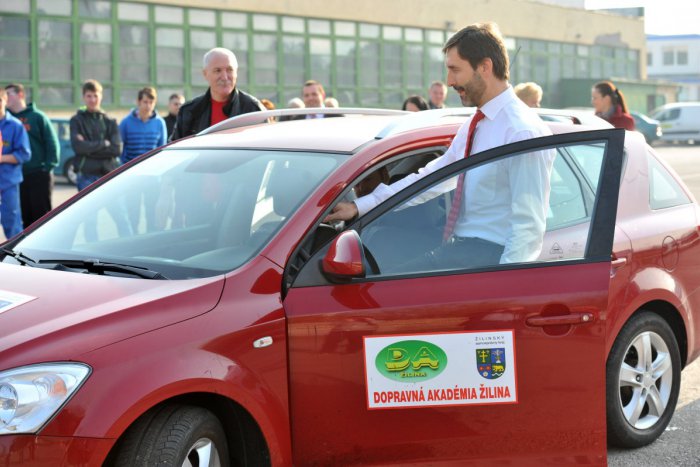 Ilustračný obrázok k článku Škola šmyku pre začínajúcich vodičov v Žiline: Jedinečný projekt má pripraviť šoférov na krízové situácie