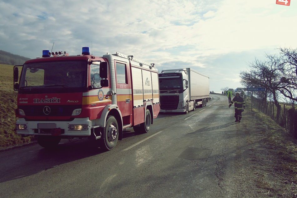 Ilustračný obrázok k článku Vážna dopravná nehoda pri Ružomberku: Bavorák skončil v kamióne!