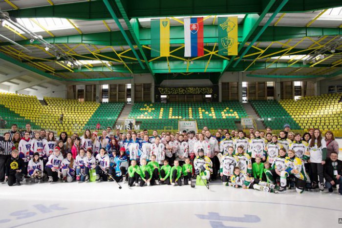 Ilustračný obrázok k článku Zaujímavý hokejový turnaj pod Dubňom: V Žiline si to na ľade rozdali dievčatá