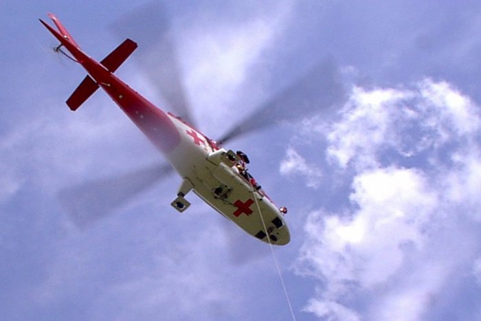 Ilustračný obrázok k článku Zásah leteckých záchranárov zo Žiliny: Drevorubača (58) zasiahol padajúci kmeň