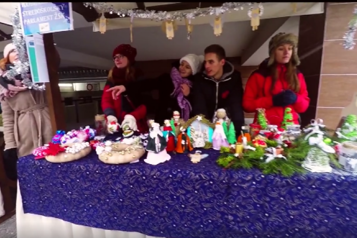 Ilustračný obrázok k článku VIDEO: Svetový fenomén v Žiline. Na trhoch pred budovou ŽSK zamrzli stánkári