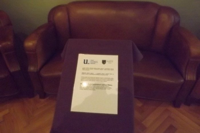 Ilustračný obrázok k článku Liptovskom múzeu v Ružomberku kúpilo do expozície Andreja Hlinku koženú sedaciu súpravu