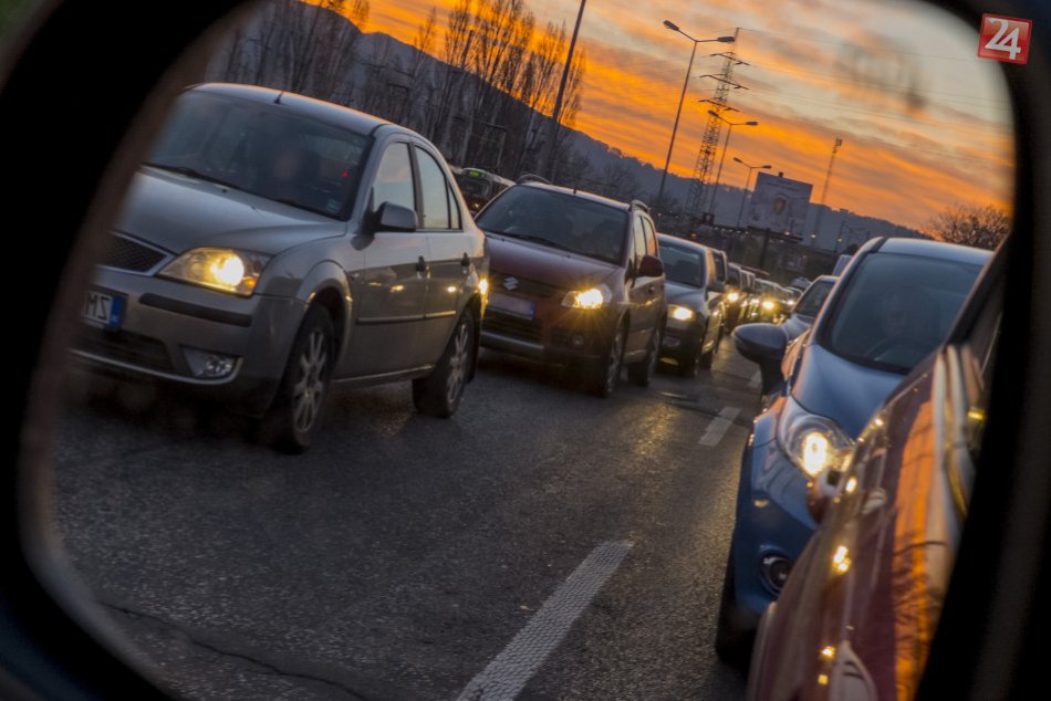 Ilustračný obrázok k článku Žilinskí policajti vytiahli z kolóny súkromné auto: Reakcia vnútri, VIDEO ako dôkaz