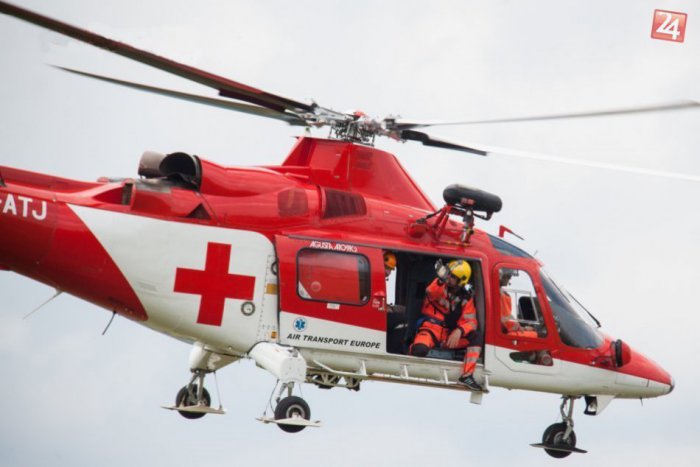 Ilustračný obrázok k článku Pri Rajeckých Tepliciach skončilo auto mimo vozovky: Zranených ratoval vrtuľník i sanitka