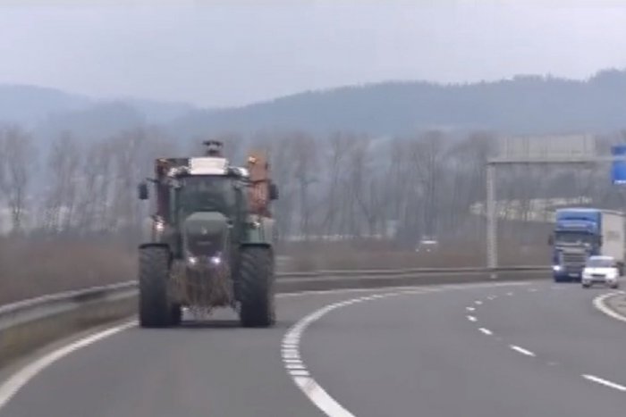Ilustračný obrázok k článku Žilinskí policajti neverili vlastným očiam: Traktor na diaľnici! VIDEO