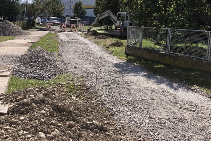 Ilustračný obrázok k článku Stavebný ruch na Solinkách: Mesto začalo s výstavbou nového chodníka, FOTO