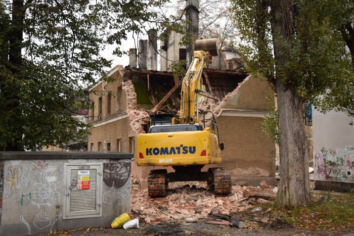 Ilustračný obrázok k článku Asanácia bytovky na Bratislavskej: Mesto začalo s búracími prácami, FOTO