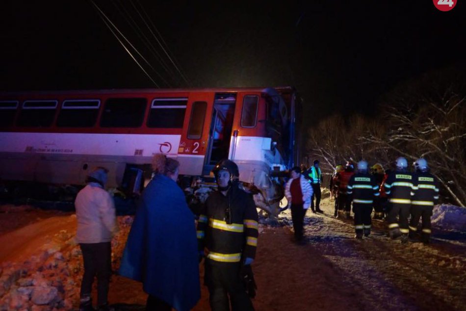 Ilustračný obrázok k článku Zrážka kamióna a vlaku na FOTKÁCH: Polícia vysvetľuje, ako sa to stalo