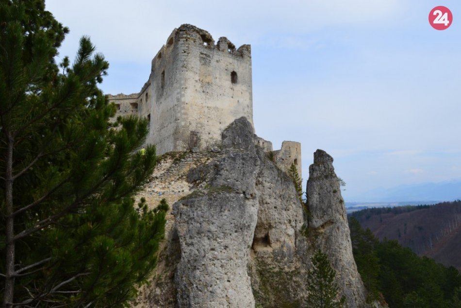 Ilustračný obrázok k článku TIP na výlet v krásnom počasí: Výhľad z Lietavského hradu je na nezaplatenie, FOTO