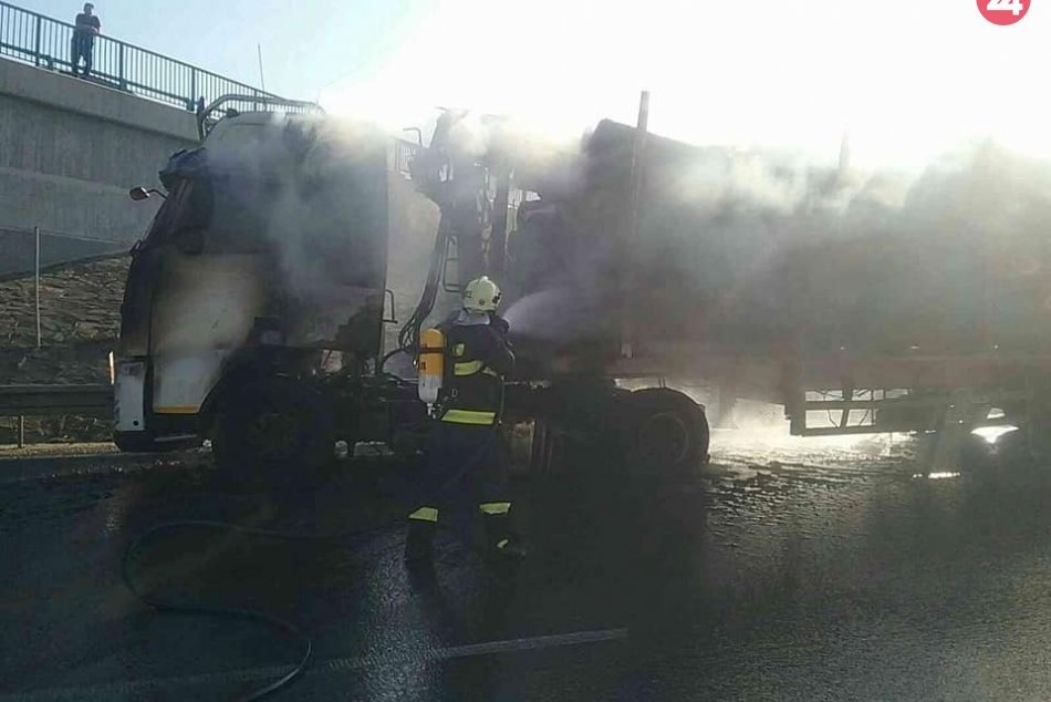 Ilustračný obrázok k článku Požiar kamióna pri Žiline: Policajti usmerňujú dopravu, počítajte s obmedzením