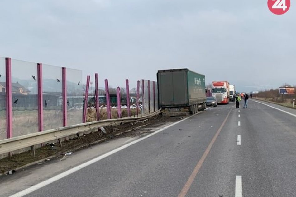 Ilustračný obrázok k článku Pri Žiline došlo k zrážke kamióna s dodávkou: Cesta je neprejazdná, FOTO