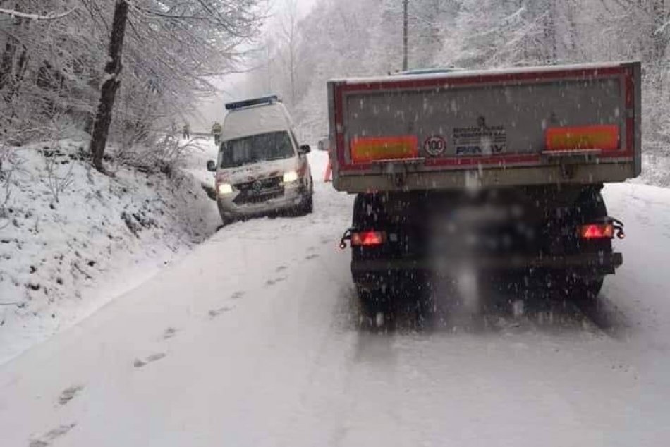 Ilustračný obrázok k článku Dopravu v Žilinskom kraji komplikuje husté sneženie a poľadovica