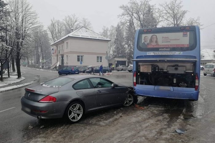 Ilustračný obrázok k článku Zrážka auta a autobusu pri Žiline: Vodičovi dali fúkať a hneď to bolo jasné