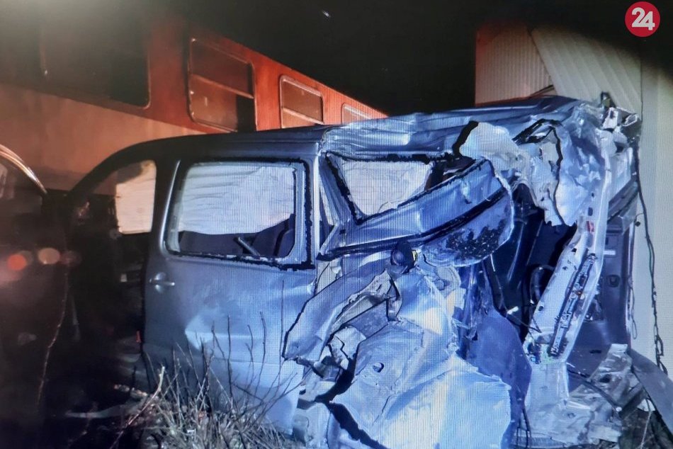 Ilustračný obrázok k článku Posádka zažila chvíle hrôzy: Vlak sa blížil, auto sa im nedalo odtlačiť, FOTO